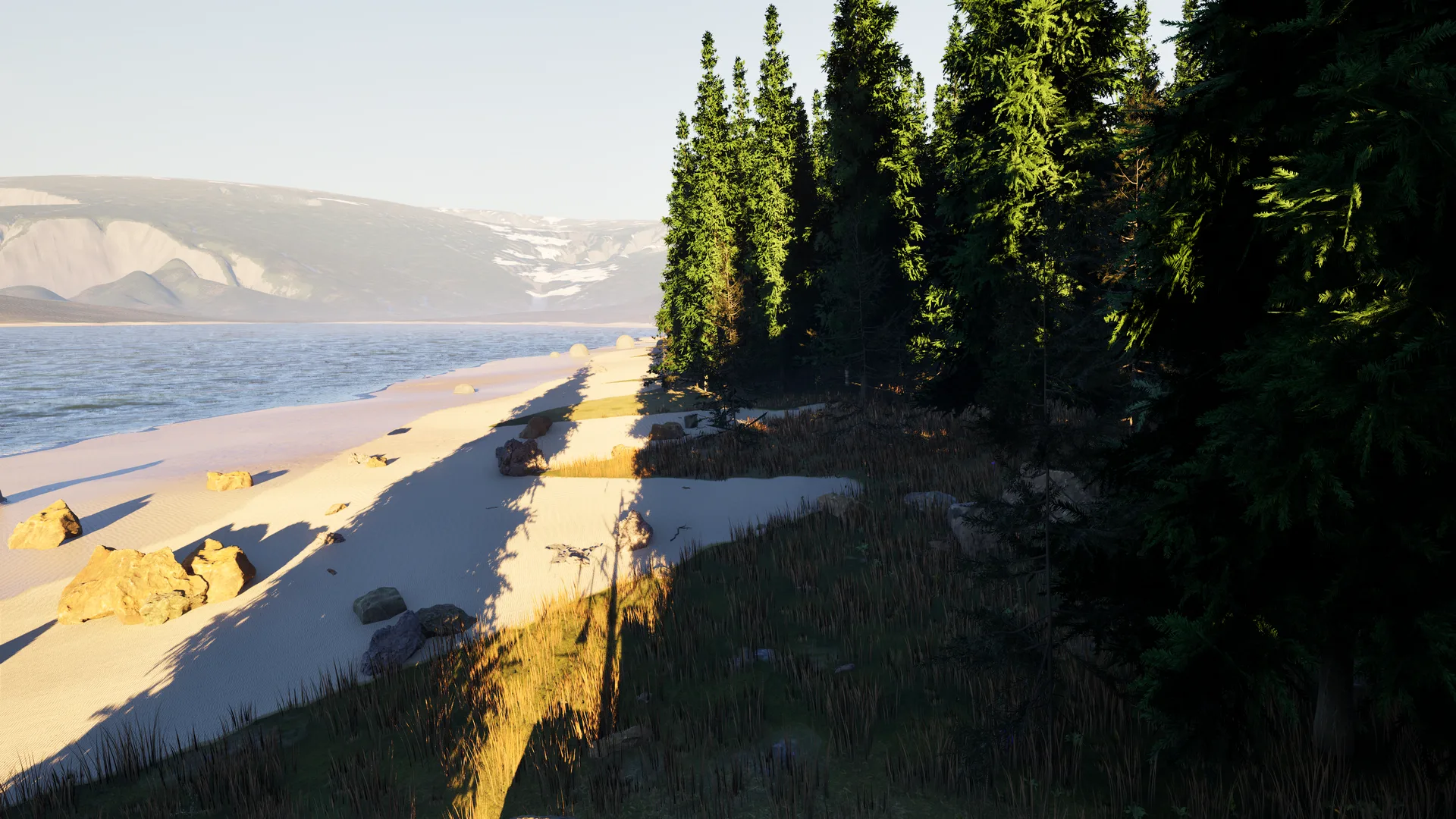 Nachmittag am Fjordufer: heller Sand, Findlinge, dunkler Fichtenwald und das glitzernde Meer unter angezuckerten Bergen